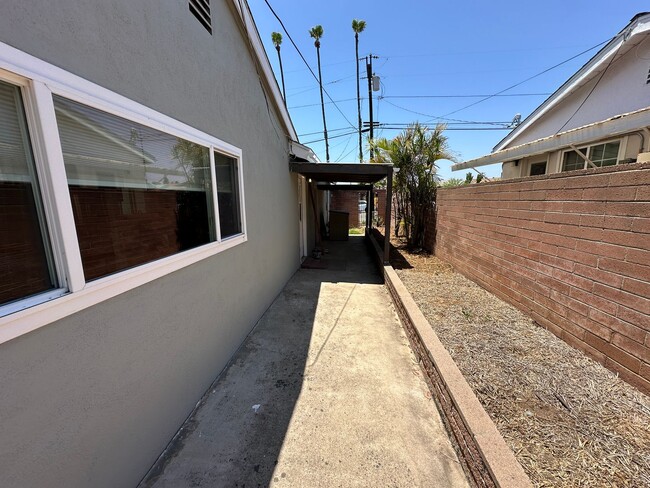 Building Photo - Centrally Located 3 Bedroom, 1.5 La Mesa H...