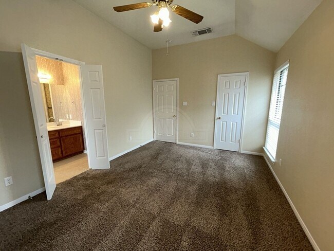 Building Photo - 405 Diana Ln