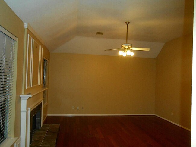 Building Photo - 6 Windfern Pl