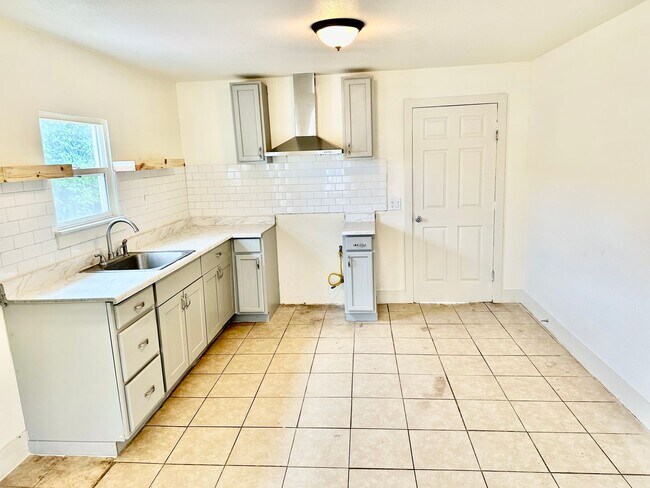 Building Photo - Newly Updated 2/1 in Madera