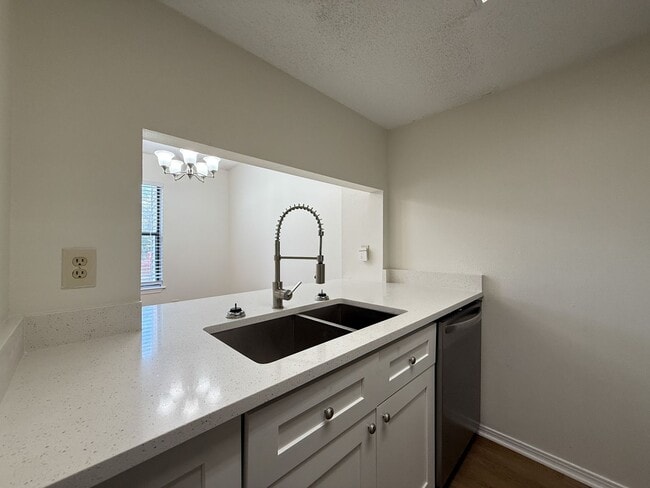 Building Photo - Completely remodeled 2 bedroom 1.5 bath to...