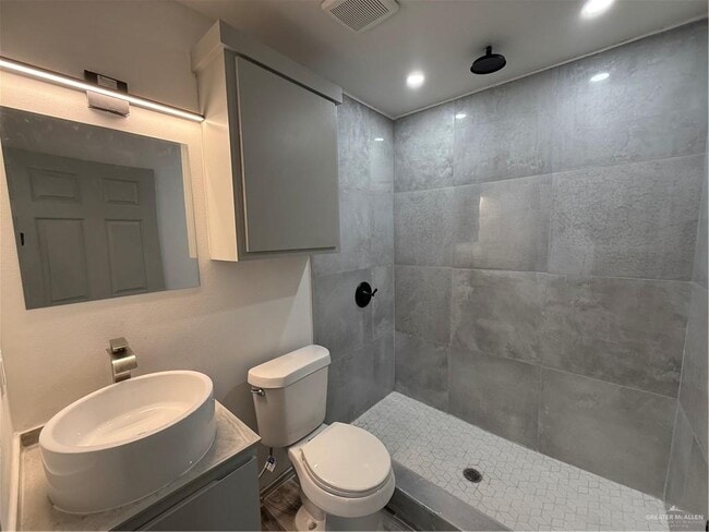 Building Photo - 6 Miller Ave