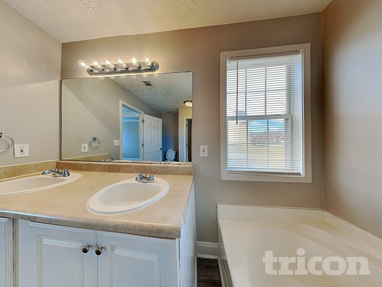 Building Photo - 25 Bermuda Cir