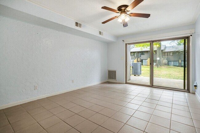 Building Photo - 2 Bedroom 1 Bath Condominium Located in Johnson City, TN