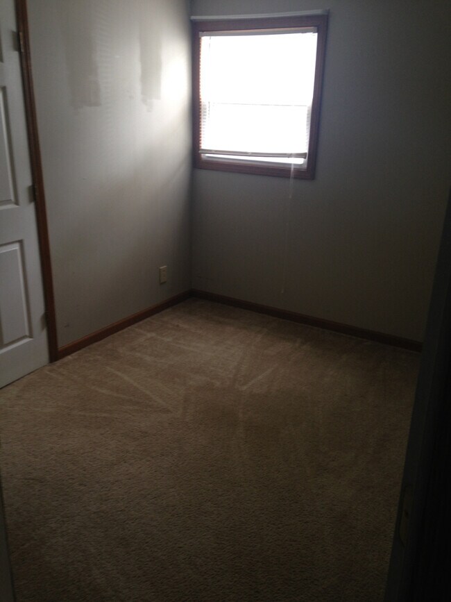 Building Photo - Large 4 Bed, 2 Bath Home