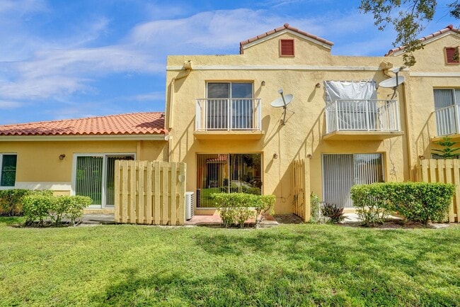 Building Photo - Townhouse with 2 Beds, 2.5 Baths, In-Unit Washer/Dryer, and Private Backyard