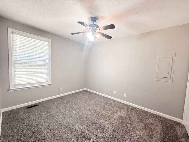 Building Photo - 3 Bedroom 2 Bathroom Home!