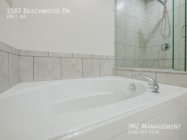 Building Photo - 1582 Beachwood Dr