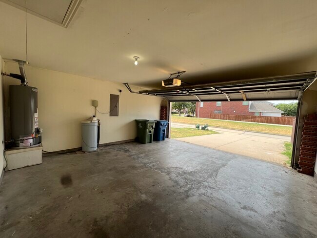 Building Photo - 6109 Apache Dr