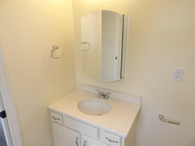 Building Photo - 102 Cedar Dr