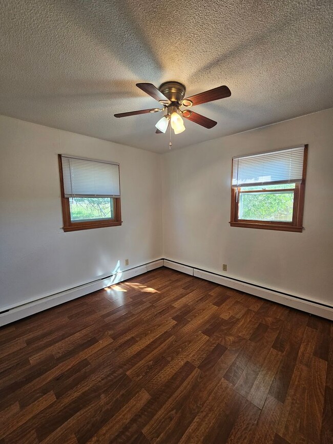 Building Photo - 3 BD | 1 BA | HOUSE | ATTACHED GARAGE | SO...