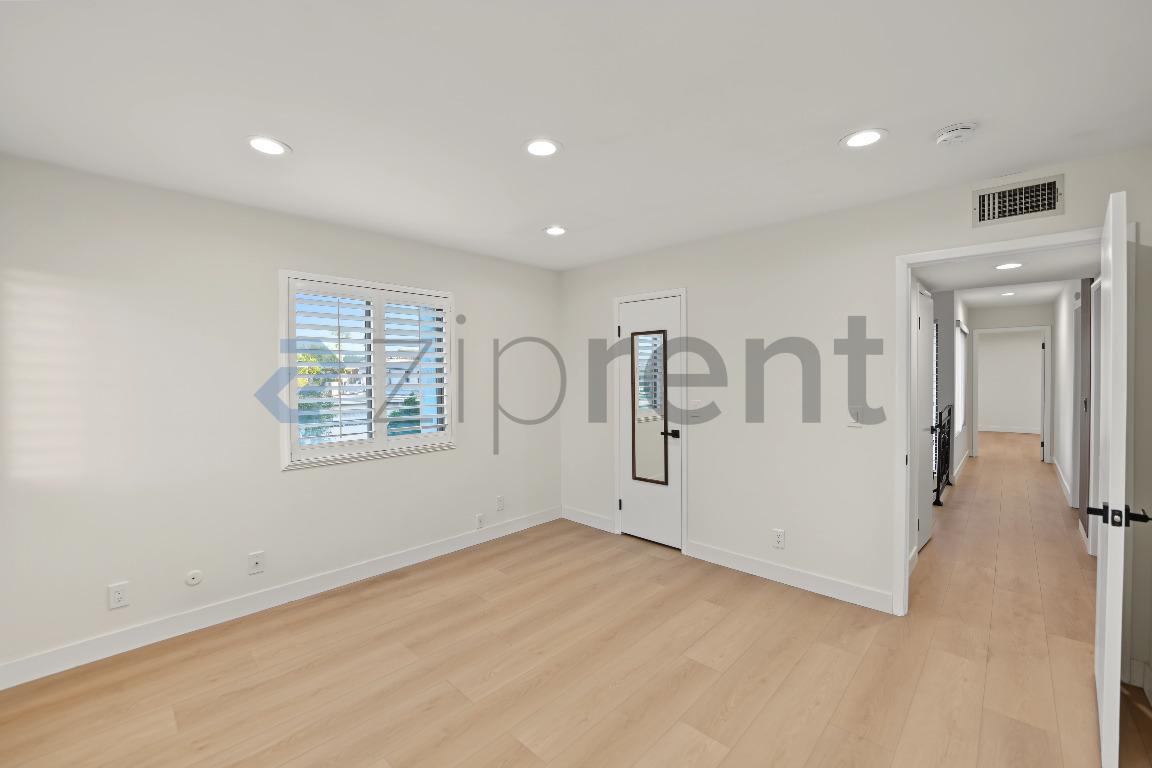 Building Photo - Unit