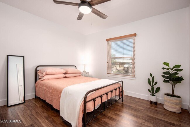 Building Photo - 1301 W Glenrosa Ave