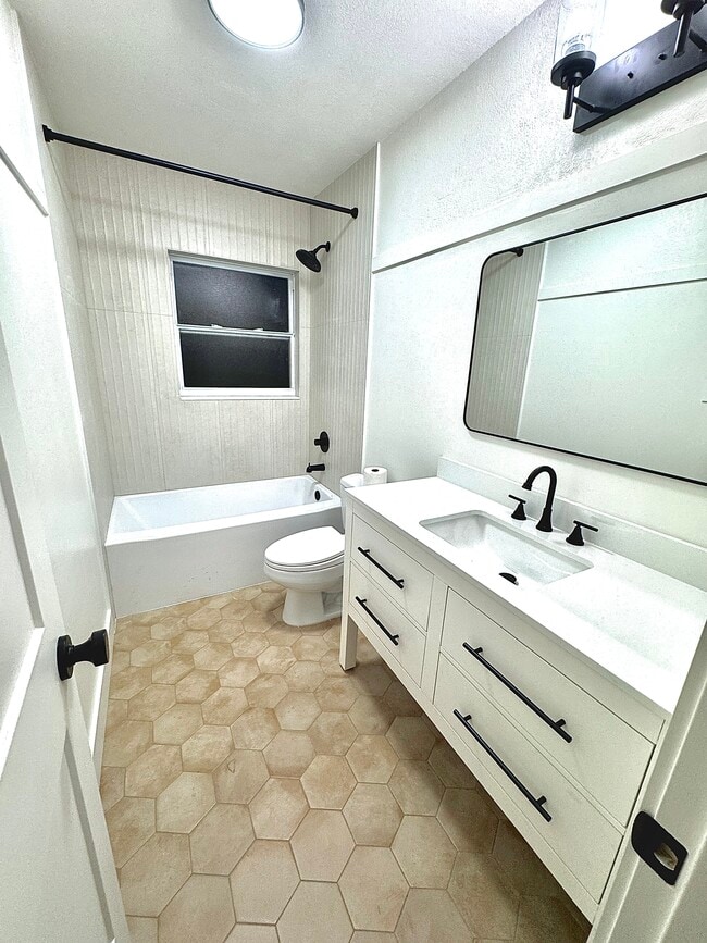 Building Photo - 1050 Nokomis St