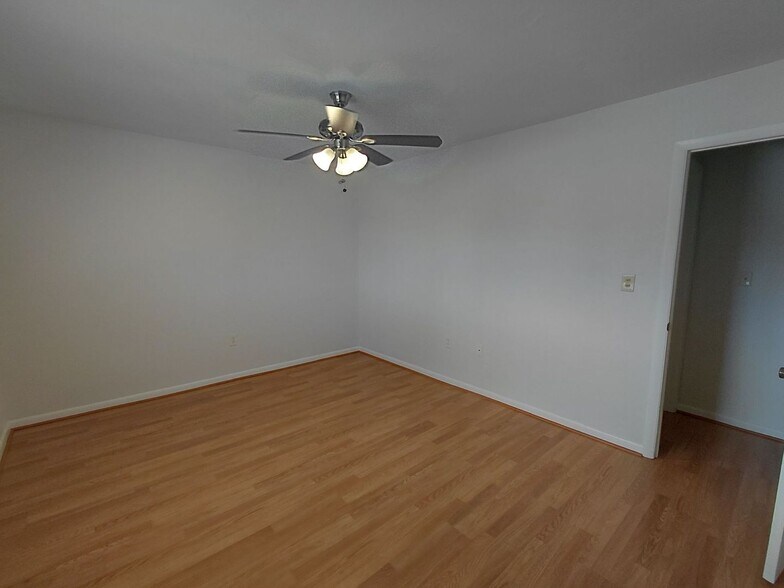 Building Photo - 5004 Chiquita Blvd S