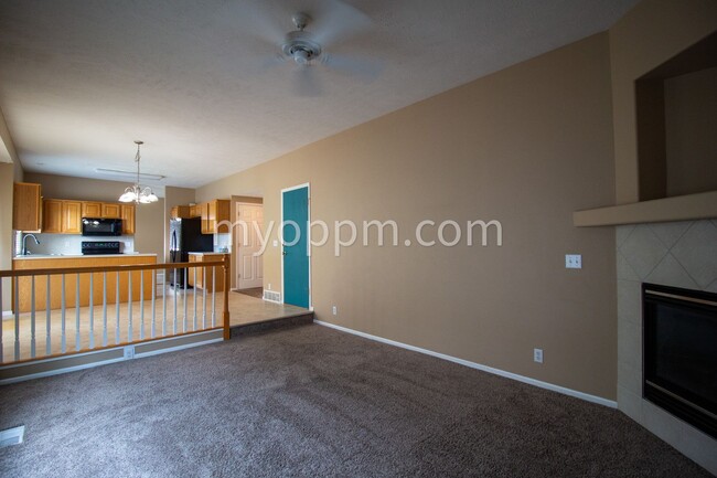 Building Photo - $1,022.50 Off Deposit! Spacious 2 Story ho...