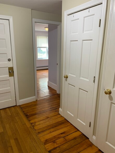 Spacious hallway with two closets - 9 Andrew St