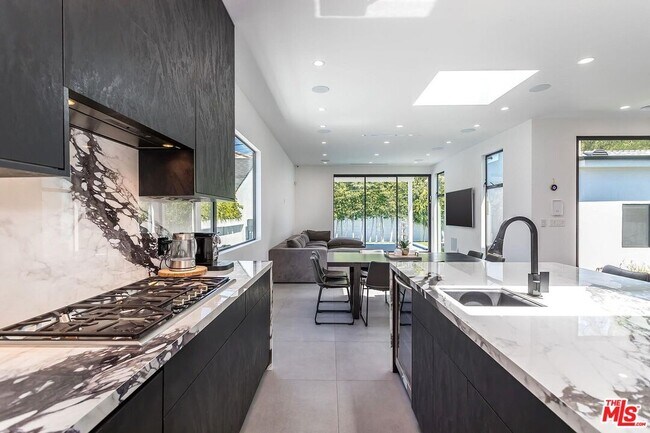 Building Photo - 1948 S Point View St