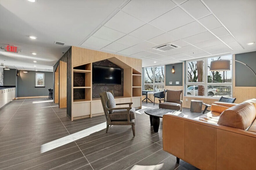 Building Photo - 3449 Scotts Ln