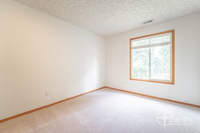 Building Photo - 5408 NE 101st Cir