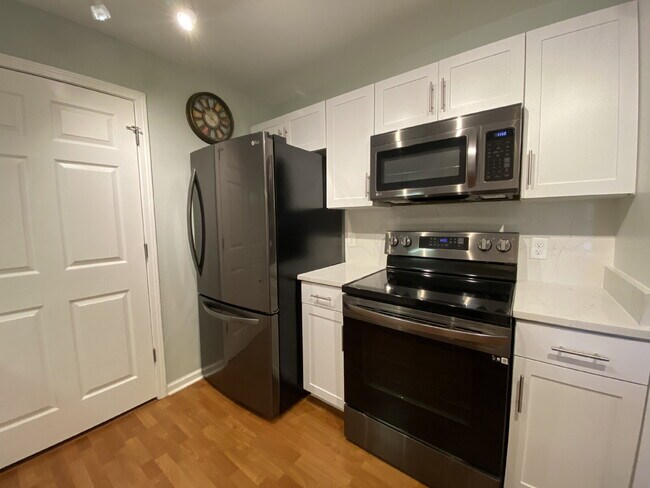 Building Photo - Two Bedroom Spacious Condo Near Everything Bluffton Has to Offer!