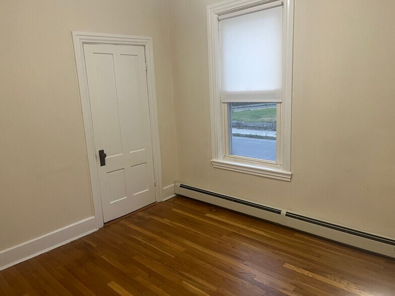 Building Photo - 37 Oak St