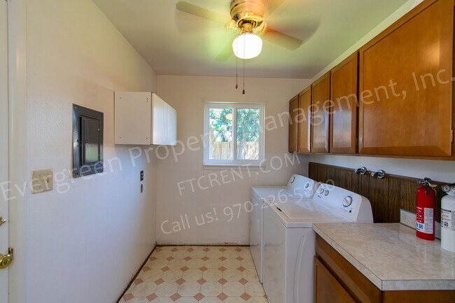 Building Photo - 2420 Poplar Dr