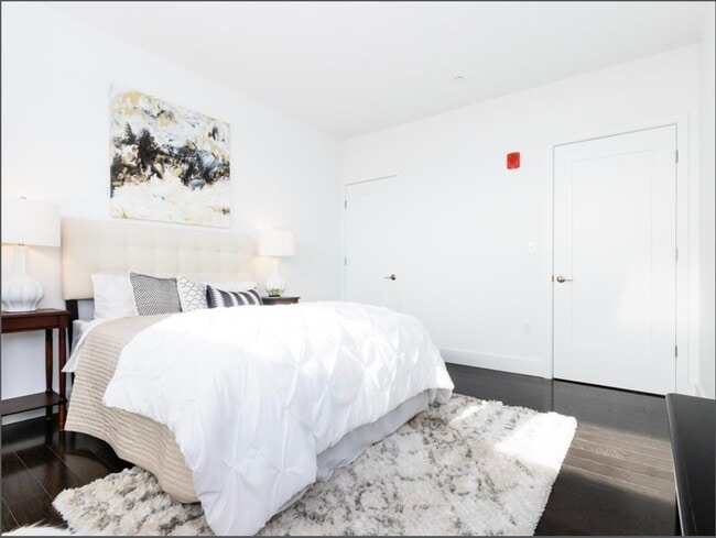 Building Photo - 2 W Sixth St