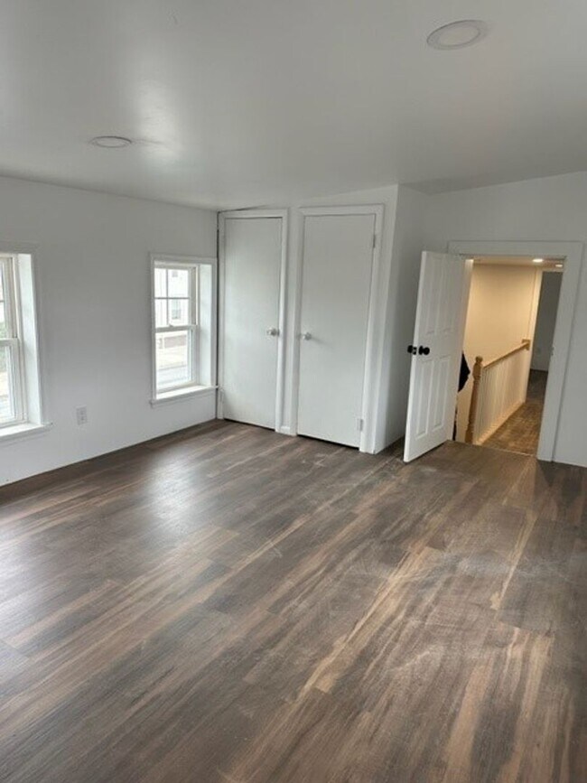 Building Photo - 129 E Market St