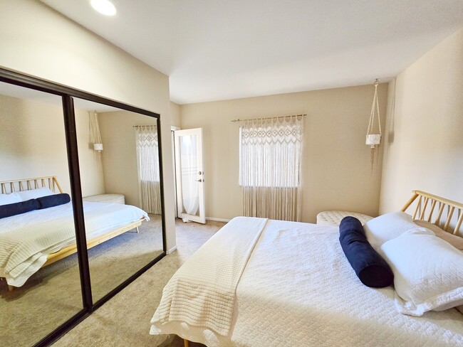 Building Photo - 2070 Oxford Ave