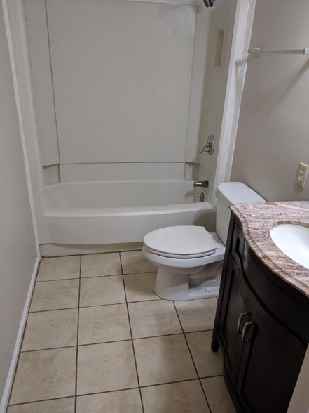 Building Photo - 474 Woodview Dr