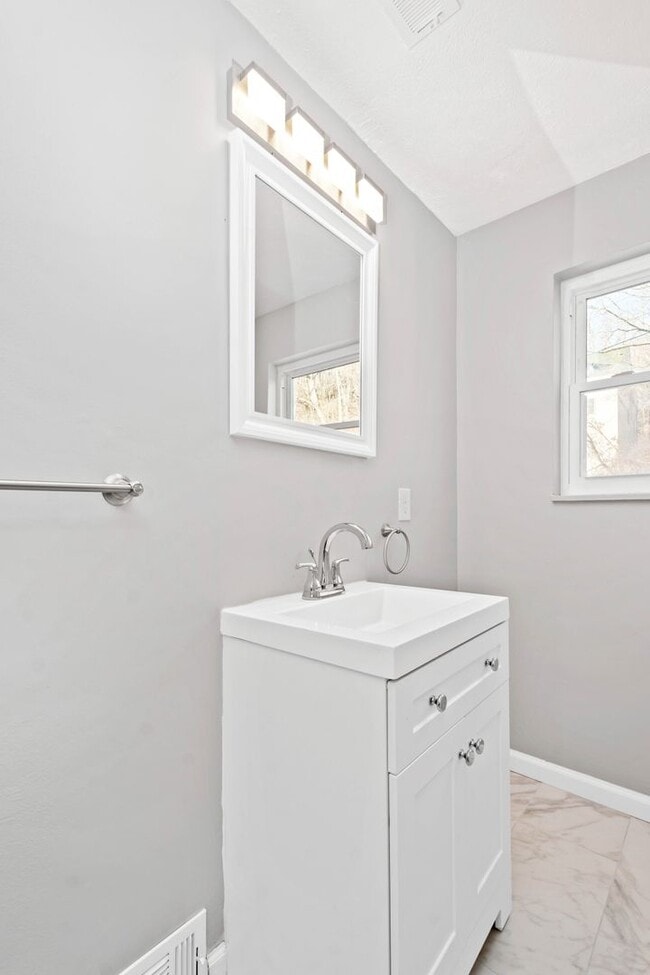 Building Photo - Stunning 4 bedroom home in Pittsburgh avai...