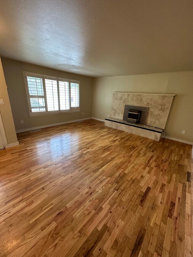 Building Photo - 3 Bedroom 2.5 Bathroom Hardwood Floors Fen...