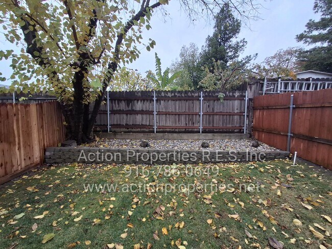 Building Photo - Central Roseville -Duplex 1 Bed, 1 Bath Duplex Large Fenced Yard, Gardener Included - No Laundry ...