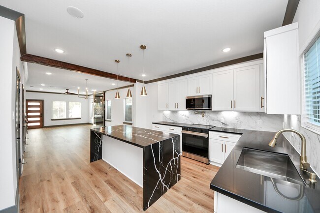 Building Photo - 7925 Ritz St