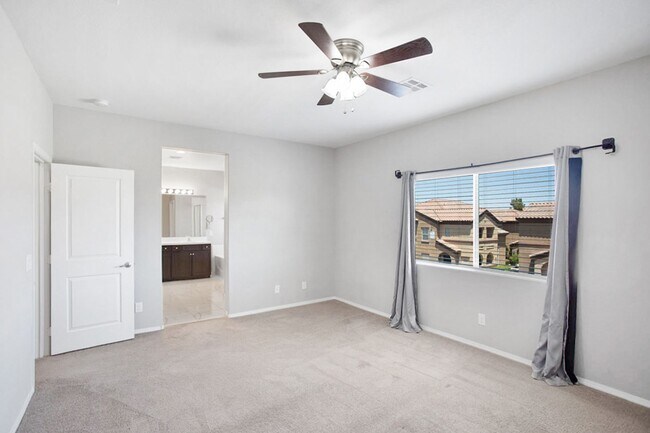 Building Photo - 4 Bed, Beauty With First Floor Bed And Full Bath