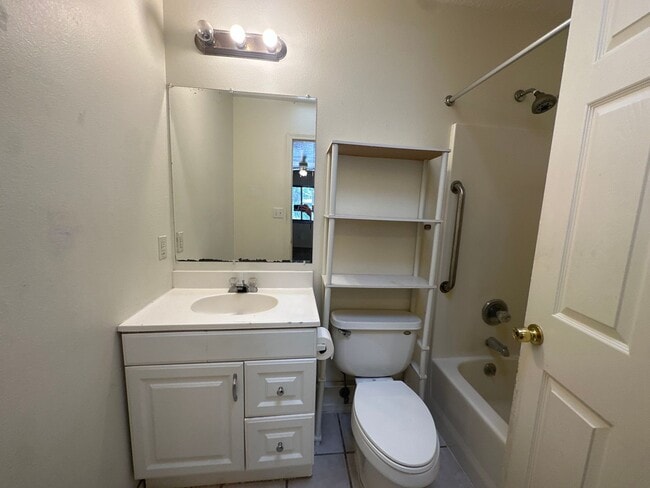 Building Photo - 2 bedroom 2 bathroom duplex available for ...