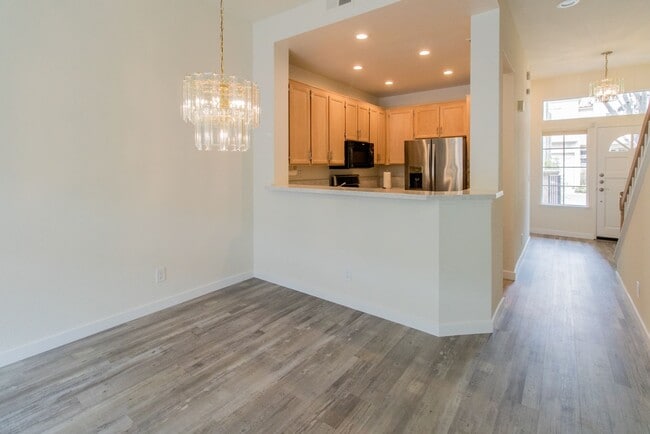 Building Photo - Beautiful 2 Bed, 2.5 Bath Two-Story Townhome in Belsera