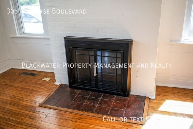 Building Photo - 305 Oakridge Blvd