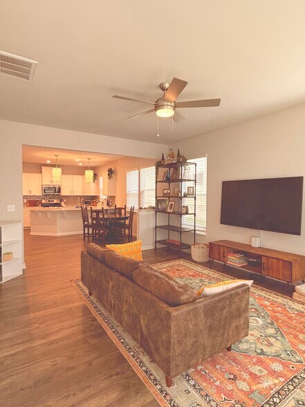 Nice flow - 306 Poinsett Bridge Way