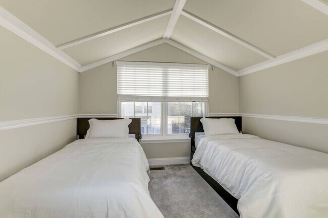 Building Photo - BEAUTIFUL 4 LEVEL TOWNHOME IN GERMANTOWN. 4 BEDROOM, 4.5 BATHS