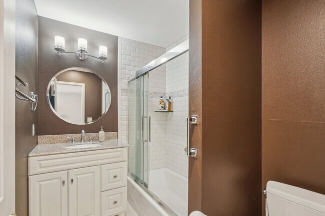 Building Photo - HALF MONTH RENT FREE!!!! GORGEOUS Brick To...