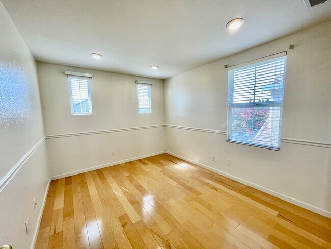 Building Photo - Perfect Shape Pleasanton Single Family Home