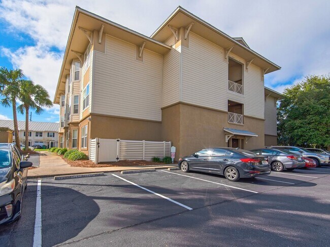 Building Photo - Newly renovated 2 Bed/2 Bath condo in heart of Destin
