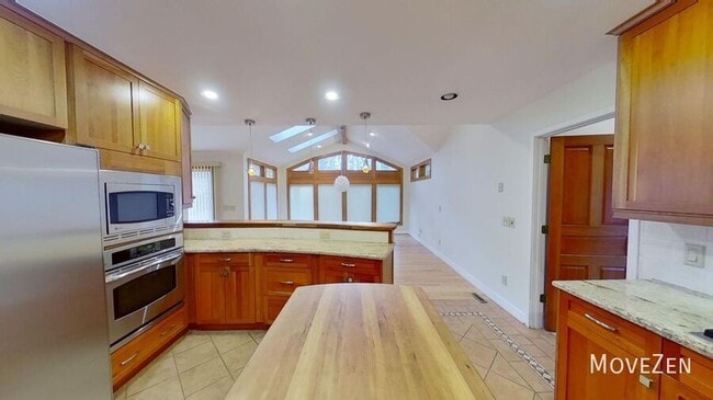 Building Photo - 2323 Ridgefield Dr