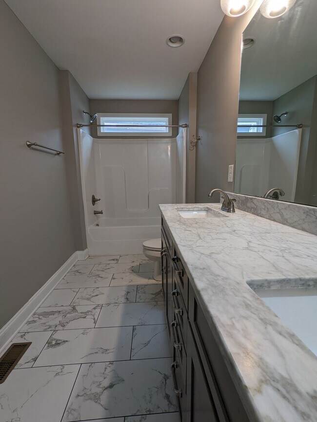 Building Photo - Columbia Great Family Home - Available July 6