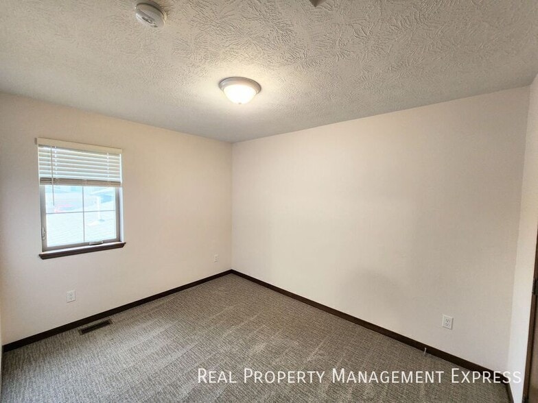 Building Photo - 3 Bedroom 2.5 Bathroom Townhome