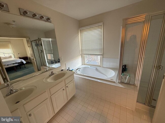 Building Photo - 344 Hart Mews