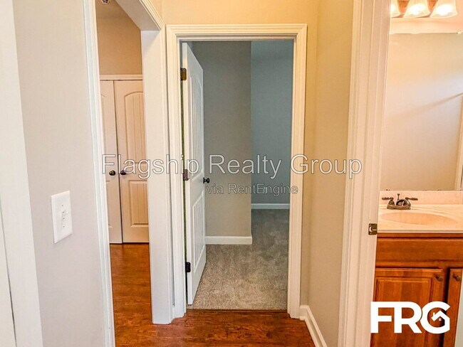 Building Photo - 103 Rolling Knoll Ct