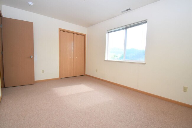 Building Photo - Townhouse-style End unit 3BD, 1.5 BA